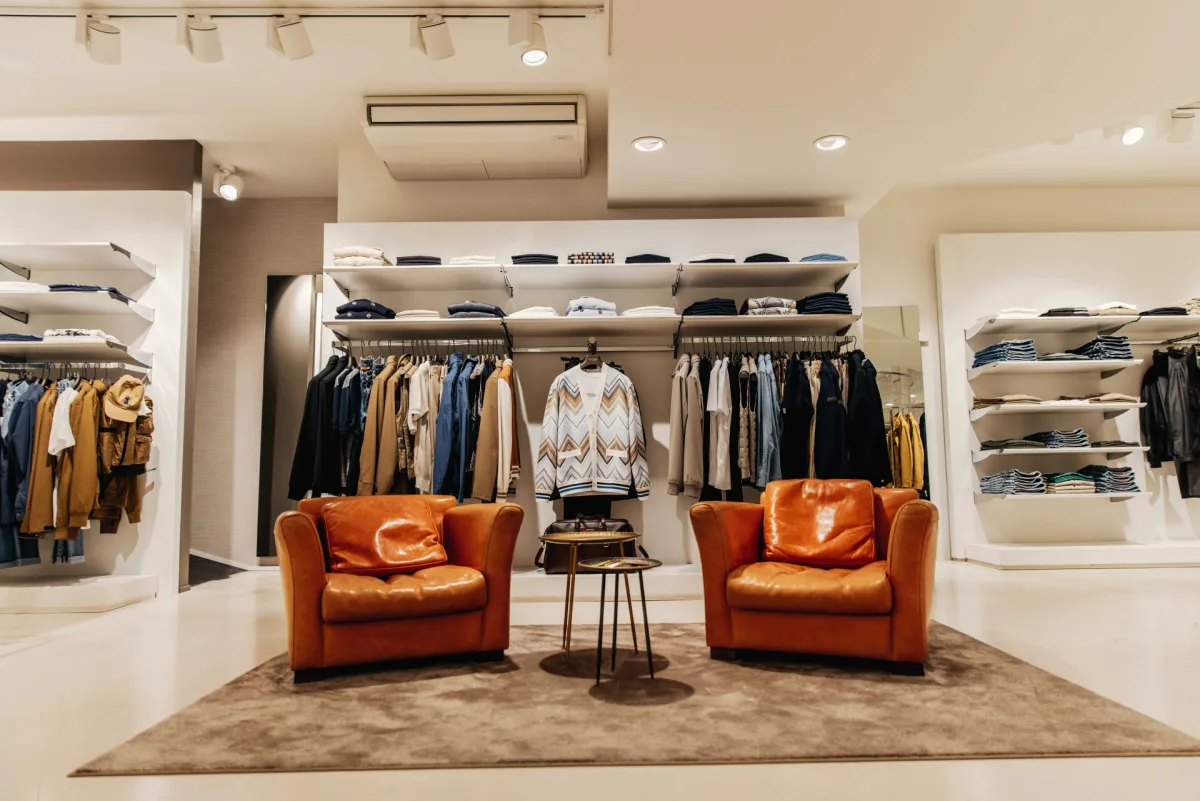 Area relax e selezione di abbigliamento Baglioni Lifestyle