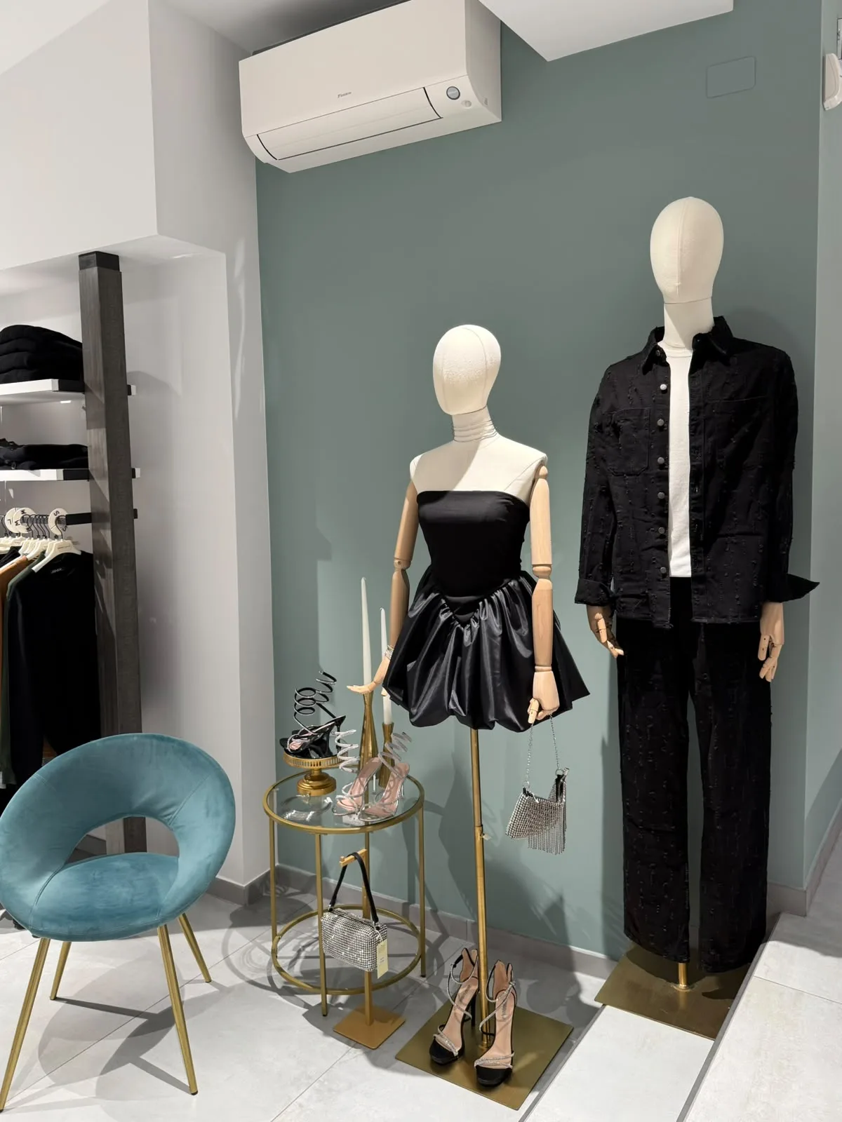 Esposizione di abbigliamento nella boutique Schivardi 1953